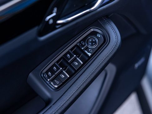 Used 2025 Porsche Macan AWD/4WD image 42
