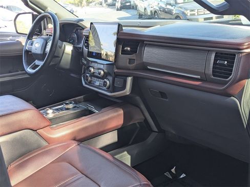 Used 2024 Ford Expedition Limited image 33