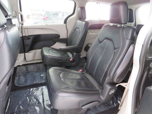 Used 2019 Chrysler Pacifica Touring-L FWD image 15