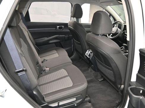 Used 2024 Kia Sorento LX image 40