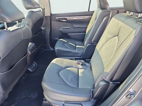 Used 2021 Toyota Highlander Platinum image 37