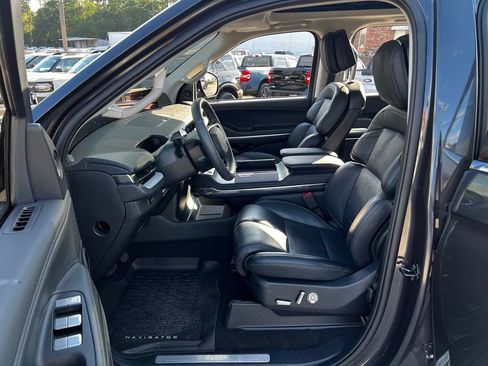 Used 2025 Lincoln Navigator Reserve AWD/4WD image 14