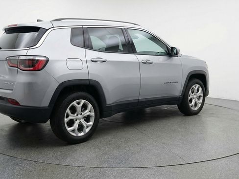 Used 2025 Jeep Compass Latitude image 9