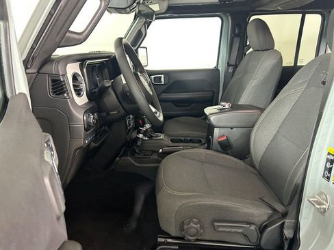 Used 2024 Jeep Wrangler Unlimited Sahara AWD/4WD image 9