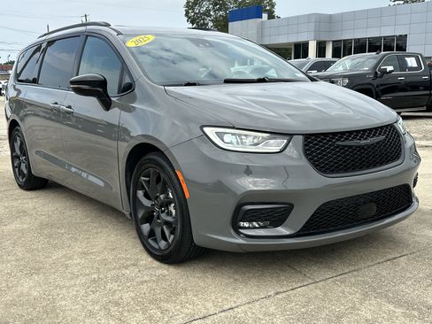 Used 2025 Chrysler Pacifica Limited FWD image 3