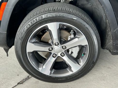 Used 2023 Jeep Grand Cherokee Limited image 24