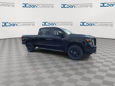 Used 2018 Nissan Titan SV w/ SV Convenience Package image 2