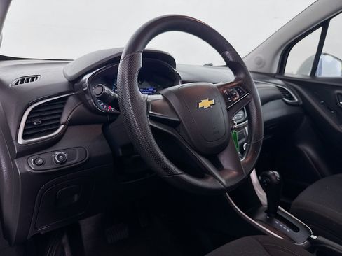 Used 2020 Chevrolet Trax LS FWD image 19