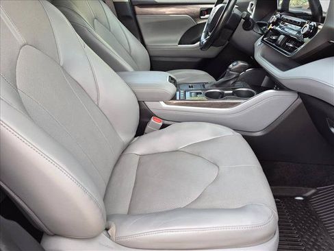 Used 2022 Toyota Highlander Limited AWD/4WD image 22
