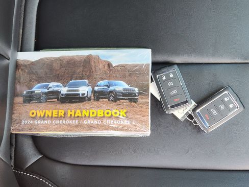 Used 2024 Jeep Grand Cherokee Limited AWD/4WD image 43