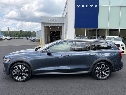 Certified 2022 Volvo V60 T5 Cross Country w/ Climate Package AWD/4WD image 2