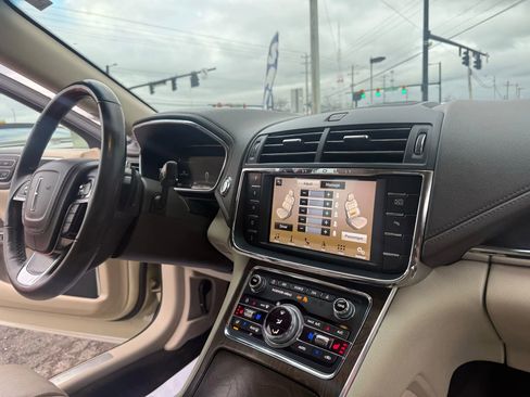Used 2018 Lincoln Continental Select w/ Continental Climate Package image 24