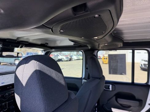 Used 2024 Jeep Gladiator Sport image 17