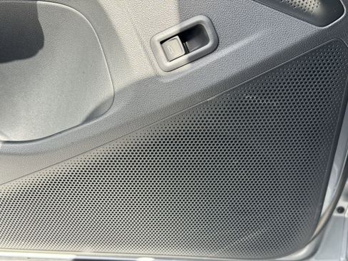 New 2025 Volkswagen Tiguan SE image 18