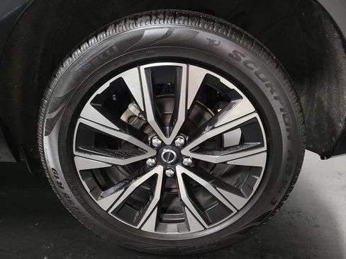 Used 2023 Volvo XC60 B5 Plus FWD image 10