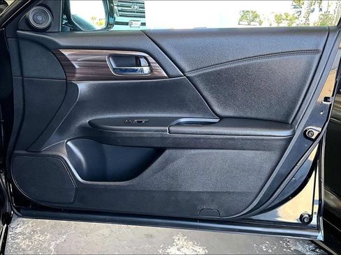 Used 2017 Honda Accord EX image 28