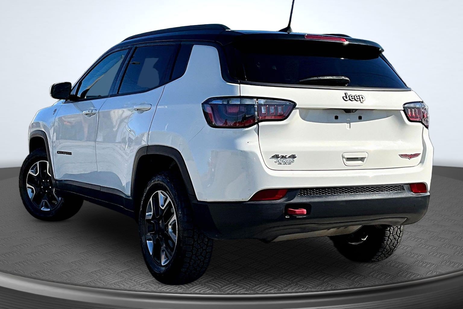 Used 2017 Jeep Compass Trailhawk w/ Cold Weather Group AWD/4WD image 3
