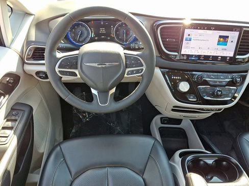 Certified 2023 Chrysler Pacifica Touring-L FWD image 12
