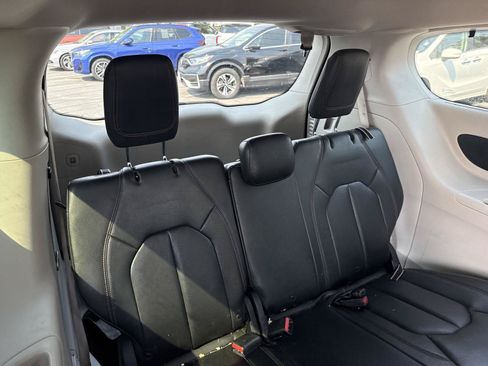 Used 2017 Chrysler Pacifica Touring-L FWD image 25