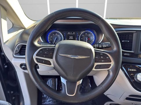 Used 2020 Chrysler Voyager Lxi image 18