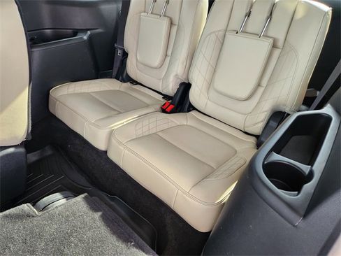 Used 2018 Ford Explorer Platinum image 29