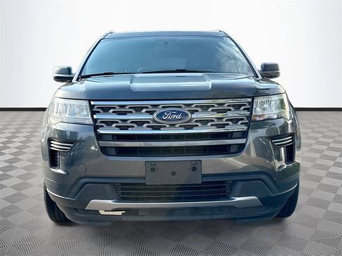 Used 2018 Ford Explorer XLT image 2