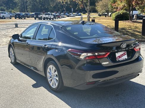 Used 2022 Toyota Camry LE image 7