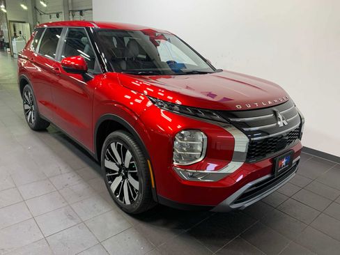 New 2025 Mitsubishi Outlander SE image 2