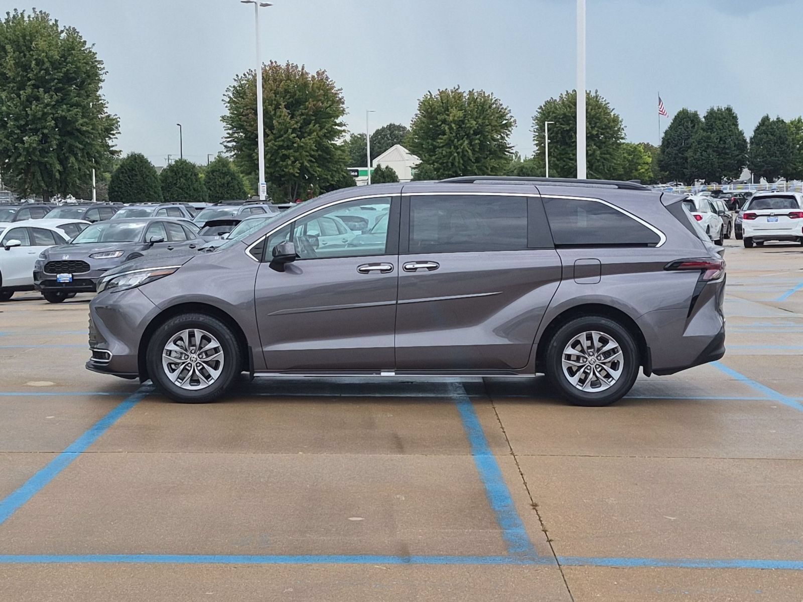 Used 2023 Toyota Sienna XLE AWD/4WD image 9