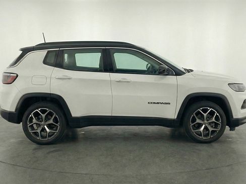 Used 2025 Jeep Compass Limited image 11