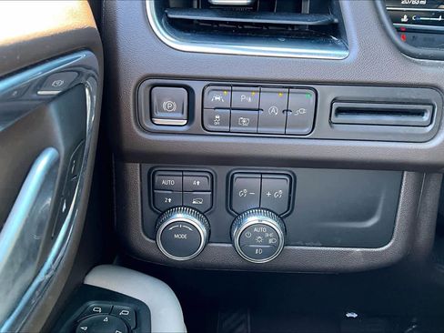 Used 2022 GMC Yukon XL SLT w/ SLT Premium Package image 34