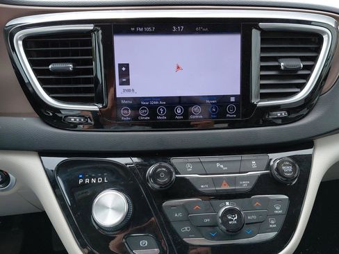 Used 2019 Chrysler Pacifica Touring-L Plus w/ Tire & Wheel Group FWD image 32