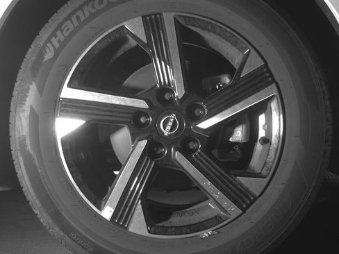Used 2025 Nissan Sentra SV FWD image 12