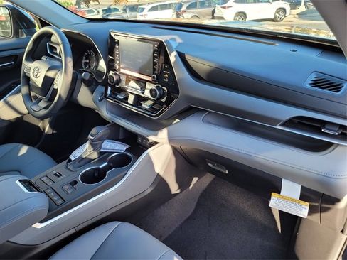 New 2022 Toyota Highlander XLE image 13