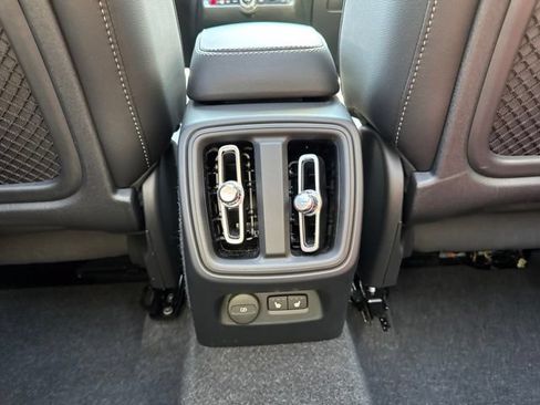 Used 2025 Volvo XC40 B5 Core AWD/4WD image 17