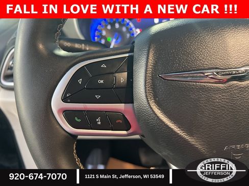 Used 2022 Chrysler Pacifica Touring-L image 22