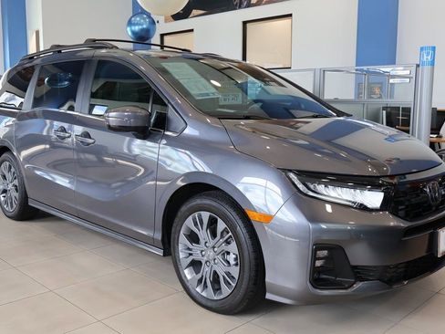 Used 2025 Honda Odyssey Touring image 2
