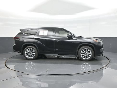 Certified 2026 Toyota Highlander Limited AWD/4WD image 8