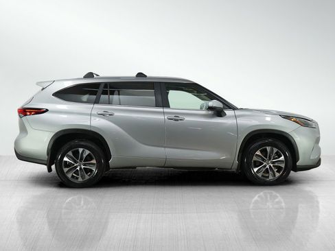 Used 2023 Toyota Highlander XLE image 6