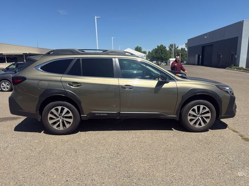 Used 2025 Subaru Outback Premium AWD/4WD image 4