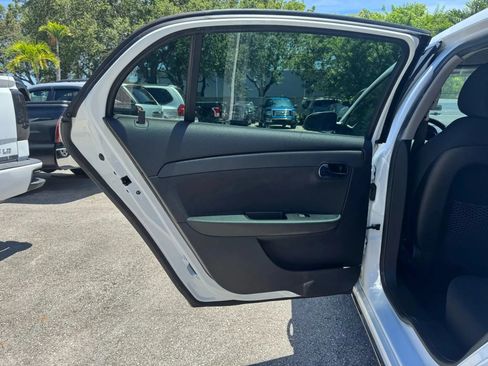 Used 2010 Chevrolet Malibu LT FWD image 11