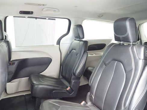 Certified 2023 Chrysler Pacifica Touring-L FWD image 21
