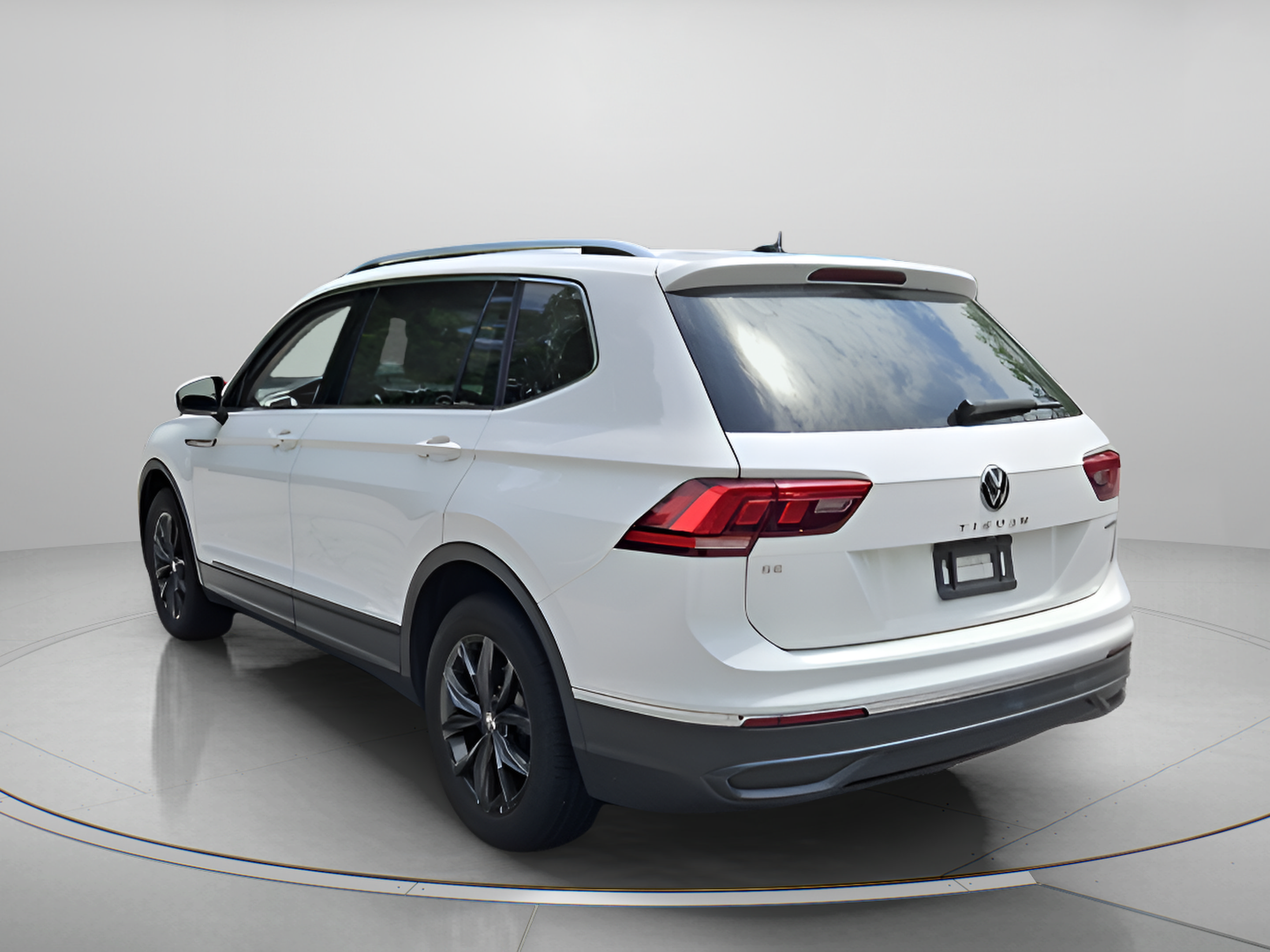 Certified 2024 Volkswagen Tiguan SE AWD/4WD image 3