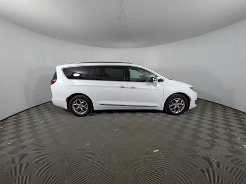 Used 2019 Chrysler Pacifica Limited image 36