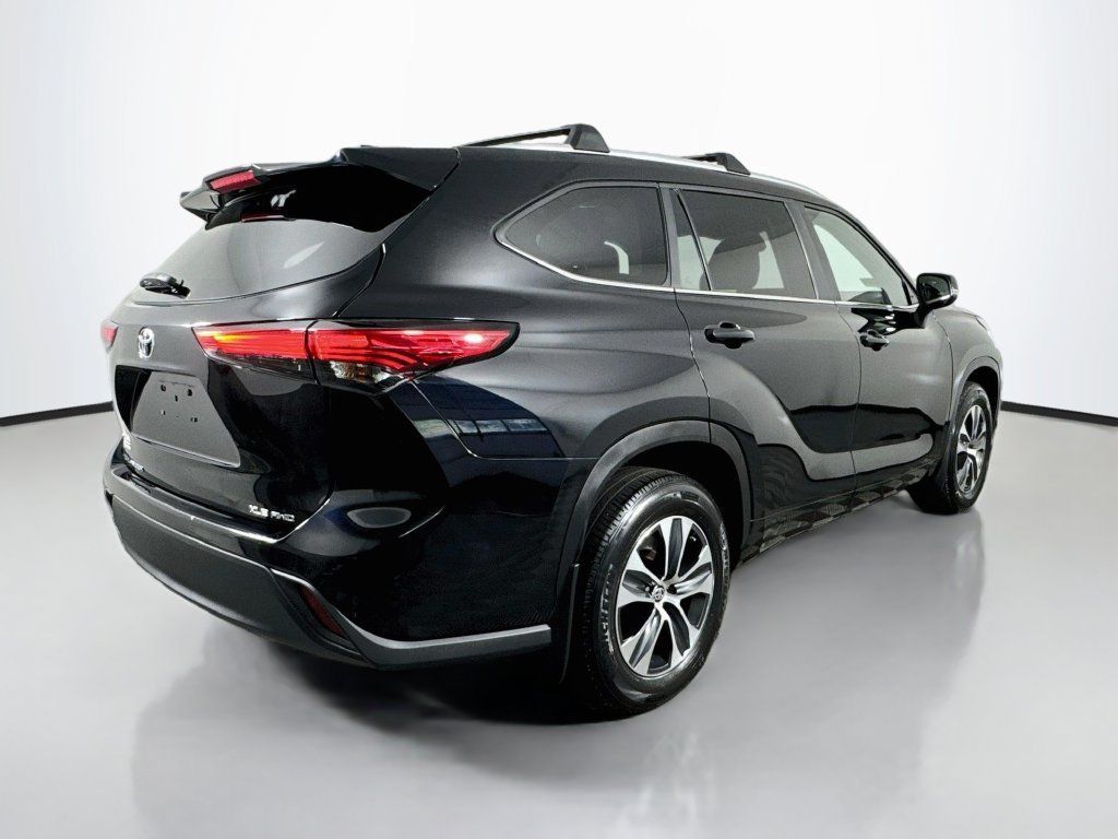 Used 2023 Toyota Highlander XLE AWD/4WD image 8