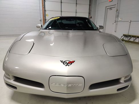 Used 2004 Chevrolet Corvette Coupe w/ Preferred Equipment Group RWD image 3