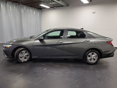 Used 2025 Hyundai Elantra SE image 5