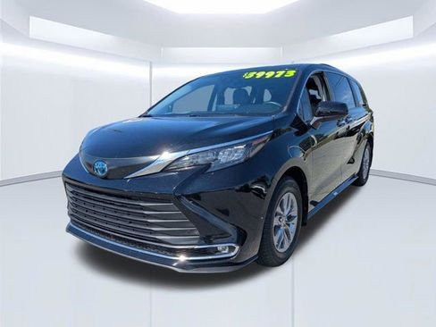 Used 2024 Toyota Sienna XLE FWD image 8