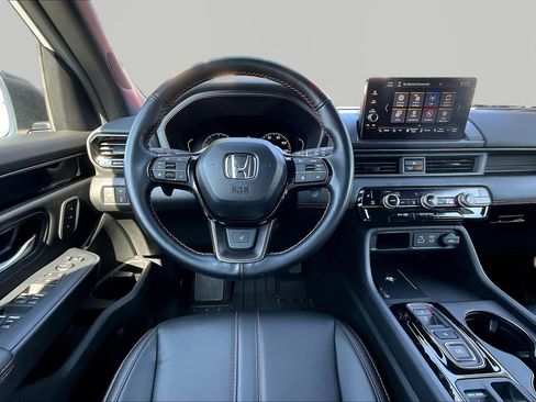 Used 2024 Honda Pilot TrailSport image 8