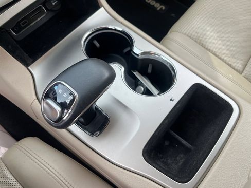 Used 2014 Jeep Grand Cherokee Limited w/ Luxury Group II image 32